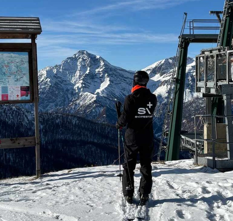 Slopestar guide ser ud over bjerget